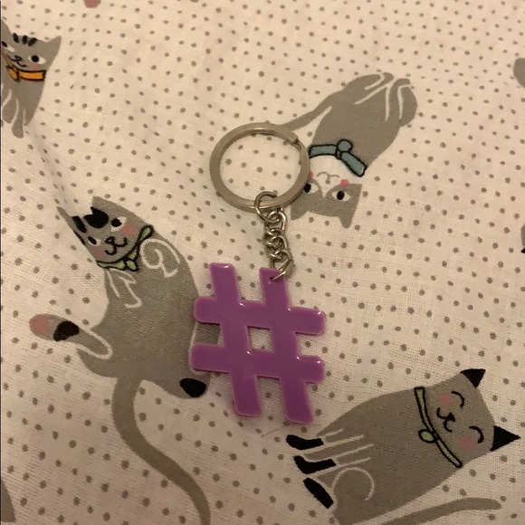 Purple hashtag keychain - Picture 2 of 2